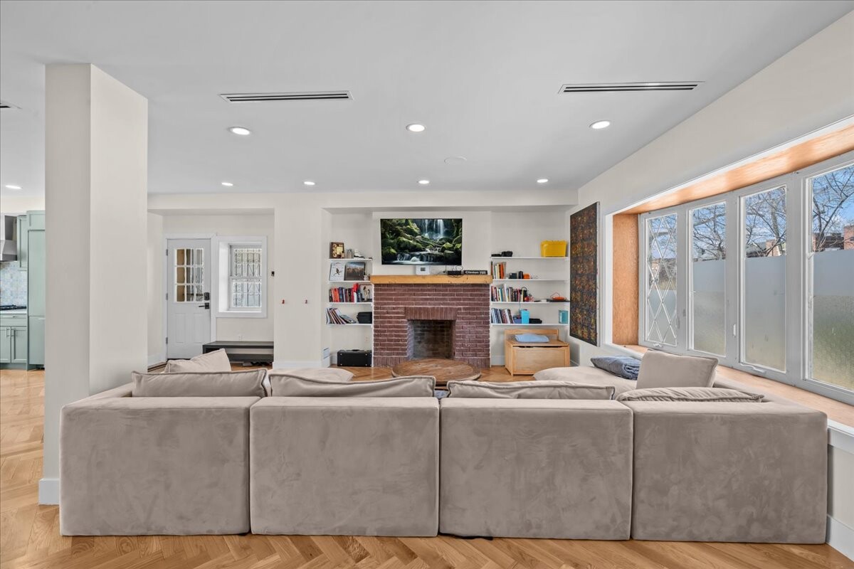 256 HIGHLAND Boulevard
