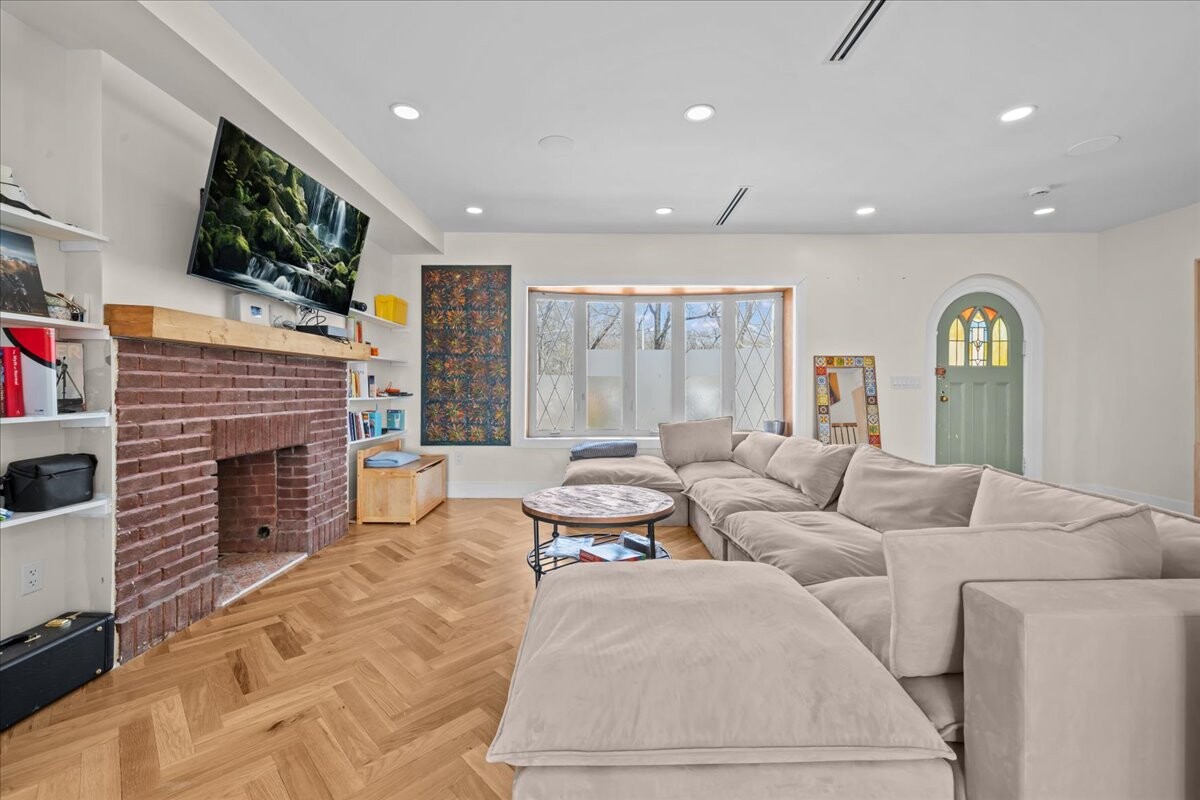 256 HIGHLAND Boulevard