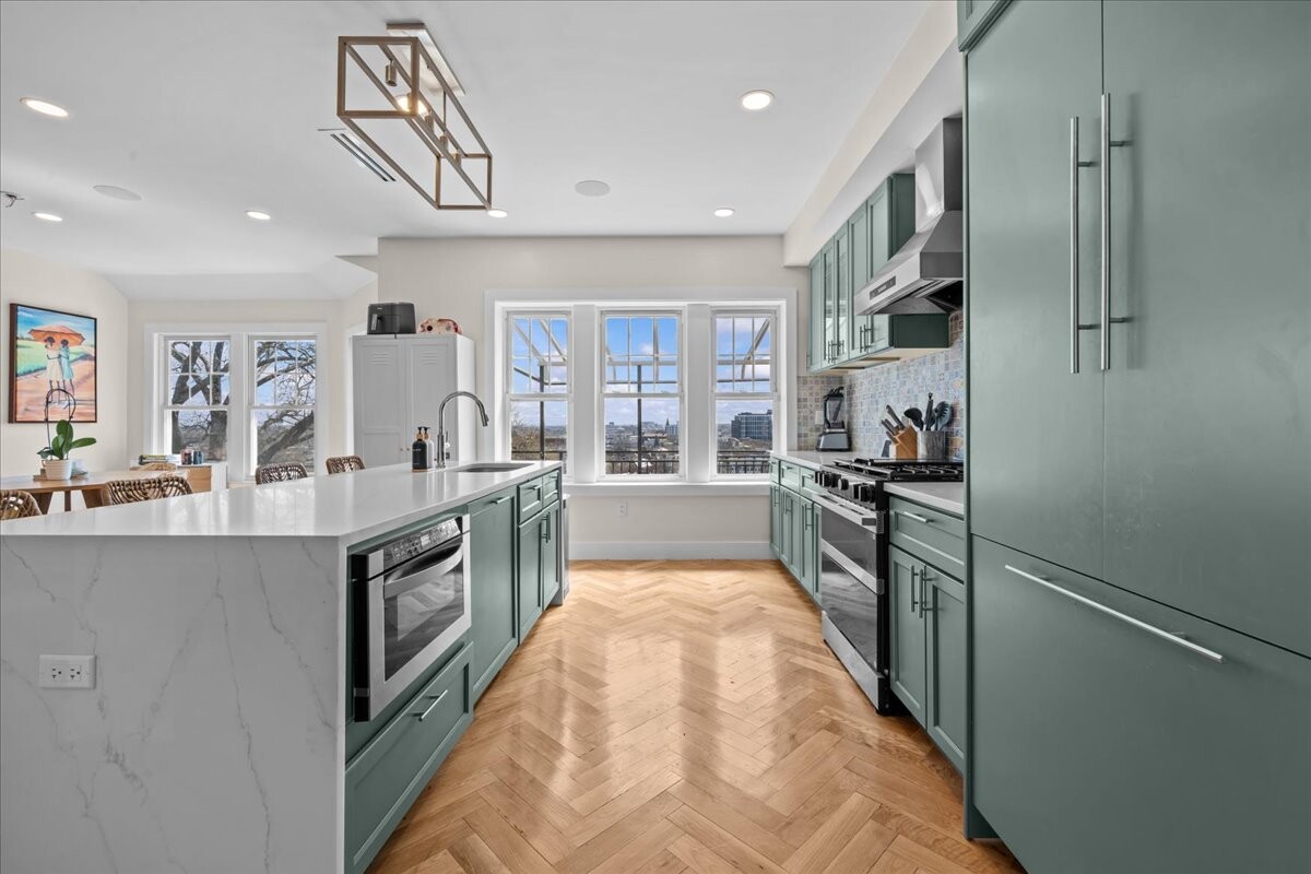 256 HIGHLAND Boulevard