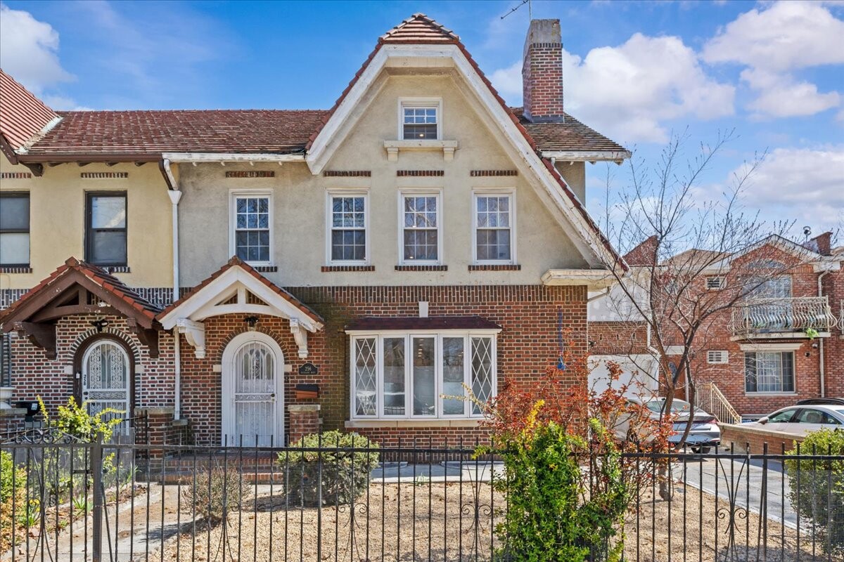 256 HIGHLAND Boulevard