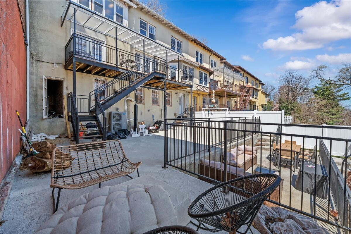 256 HIGHLAND Boulevard