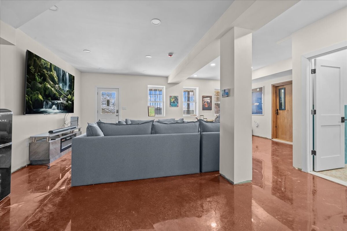 256 HIGHLAND Boulevard