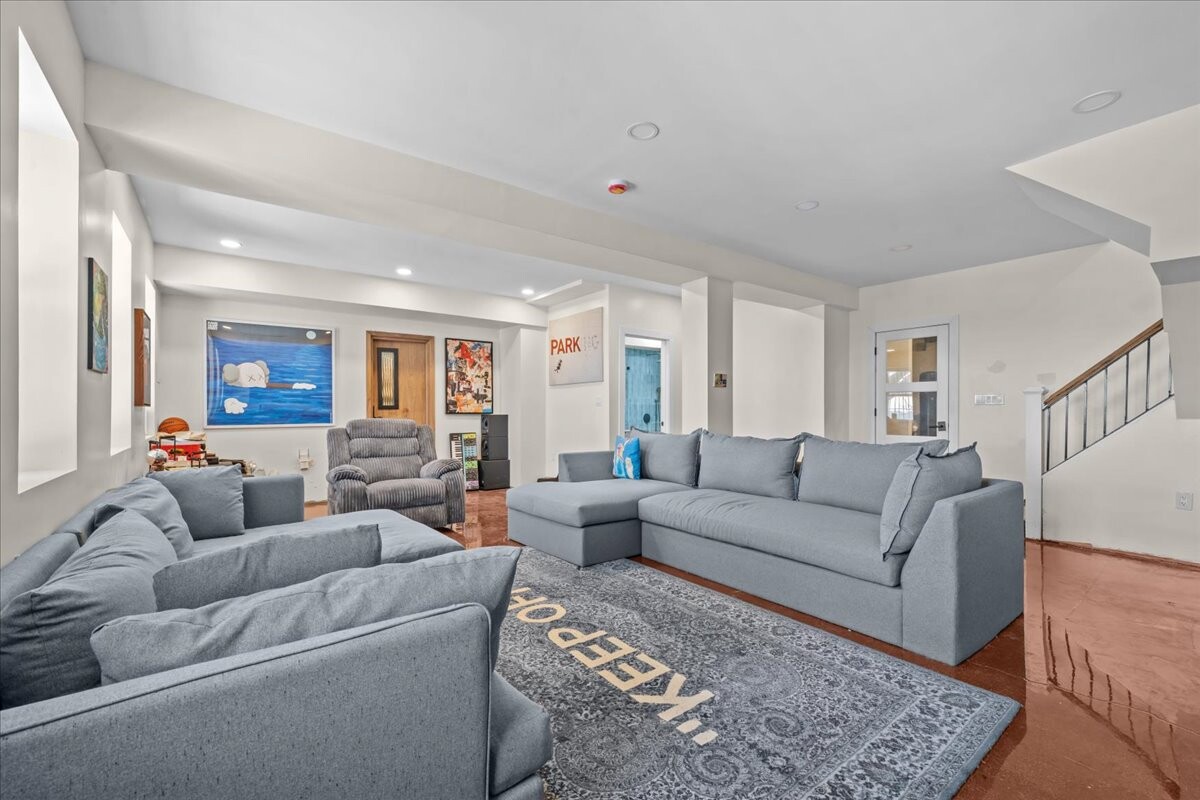 256 HIGHLAND Boulevard