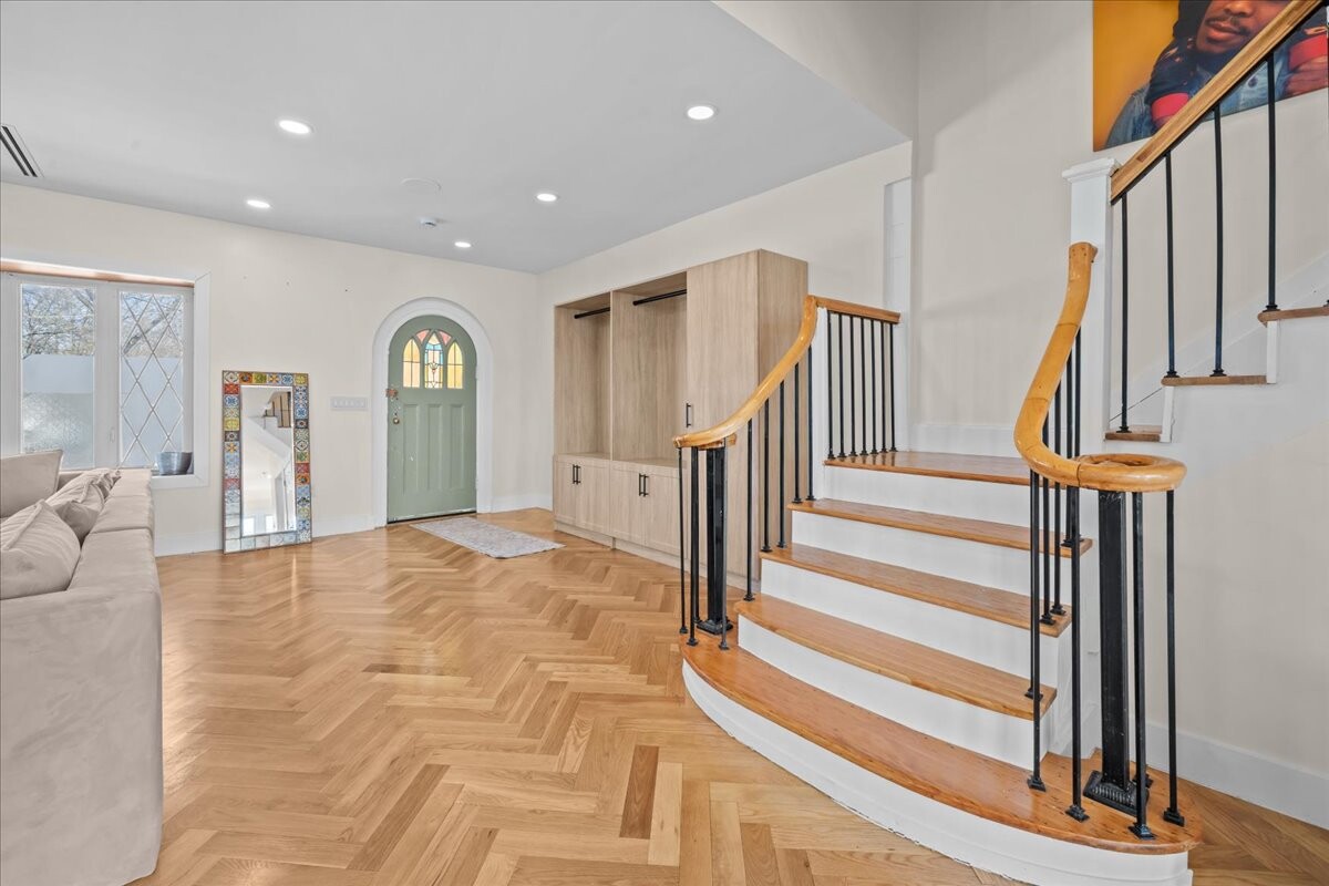 256 HIGHLAND Boulevard