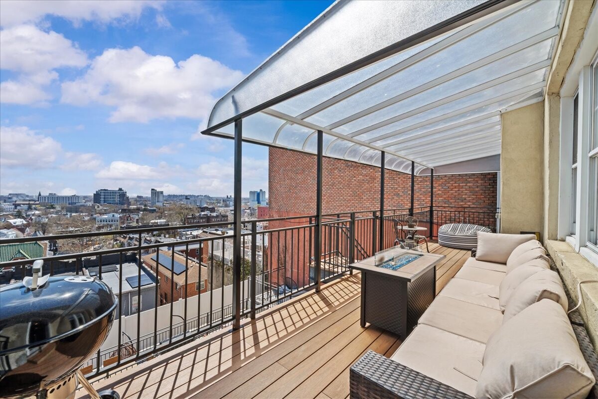 256 HIGHLAND Boulevard