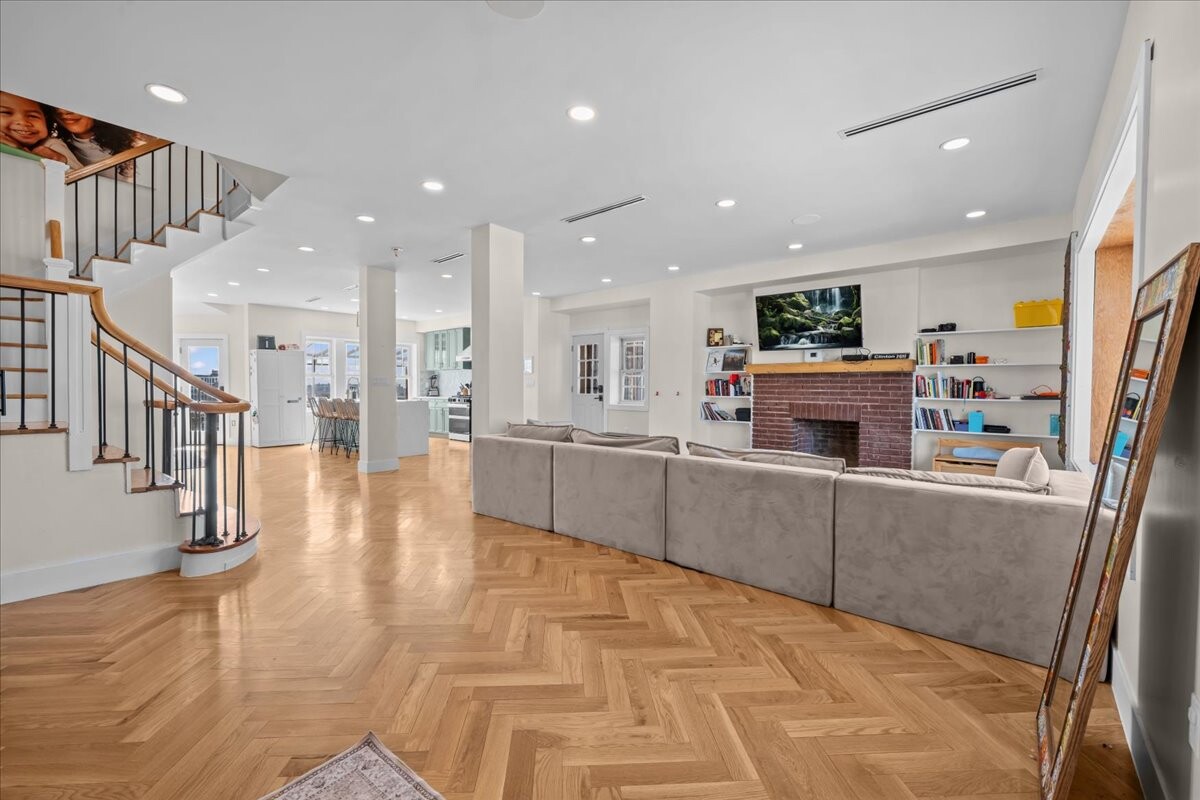 256 HIGHLAND Boulevard
