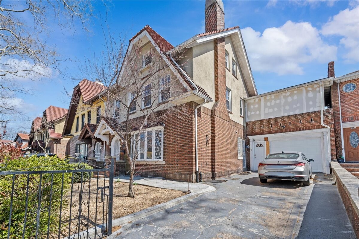 256 HIGHLAND Boulevard