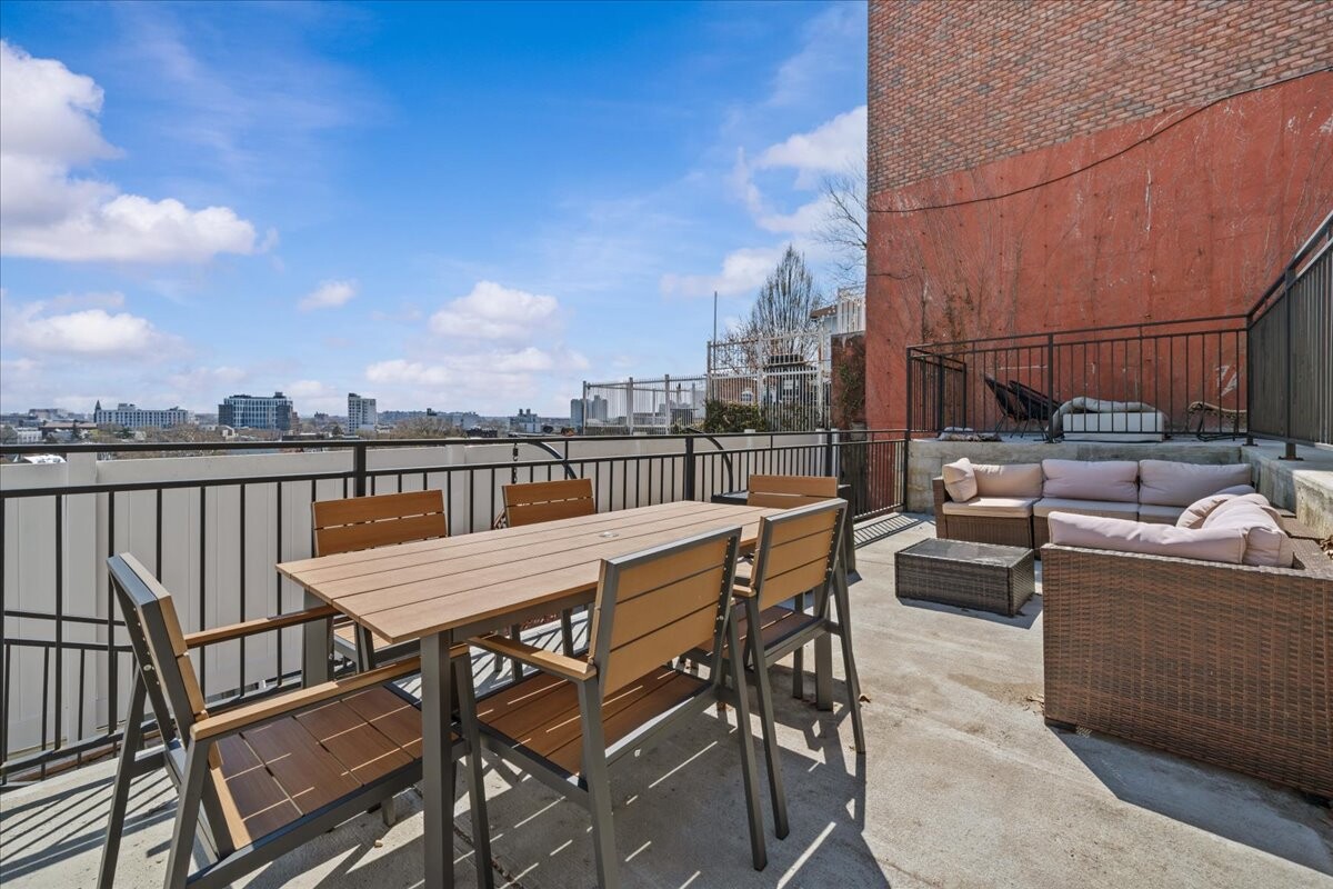 256 HIGHLAND Boulevard