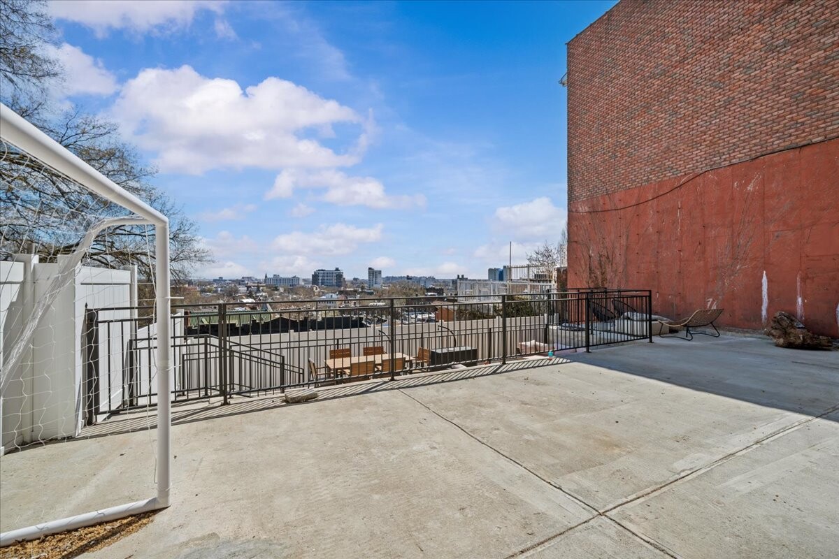256 HIGHLAND Boulevard