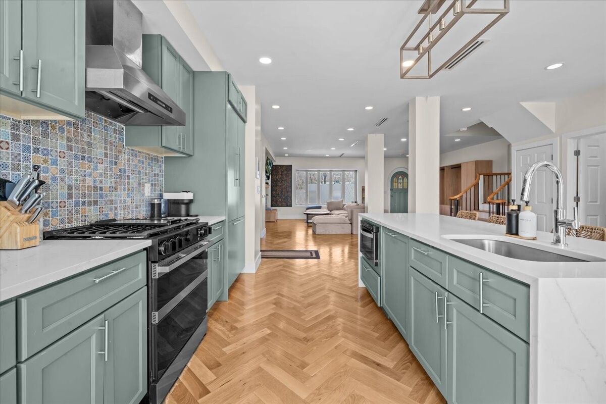 256 HIGHLAND Boulevard