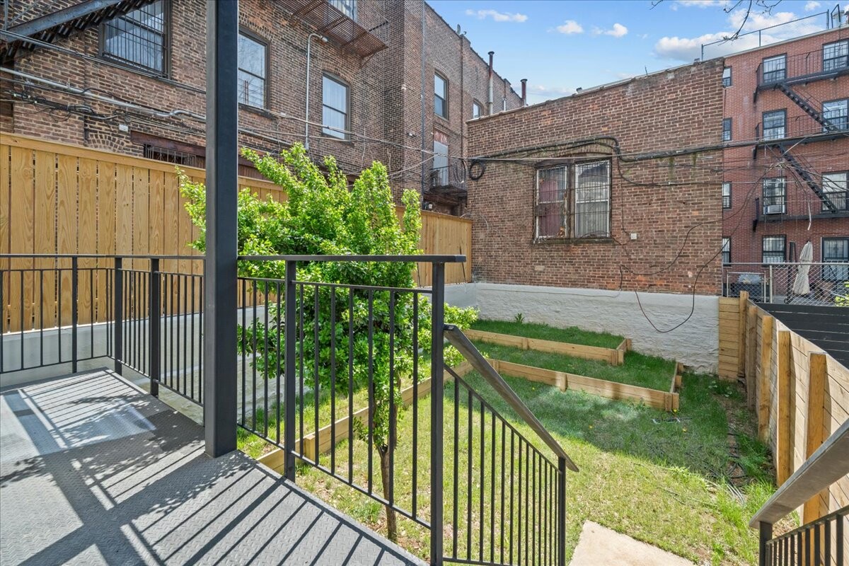 118 MADISON Street 1