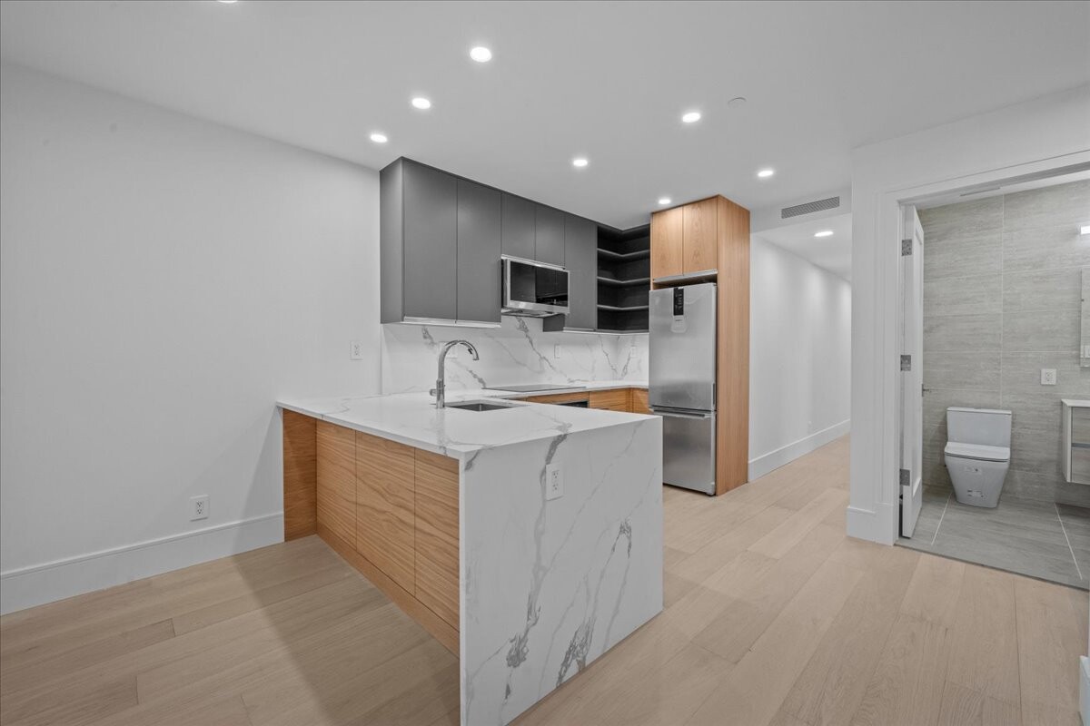 118 MADISON Street 1