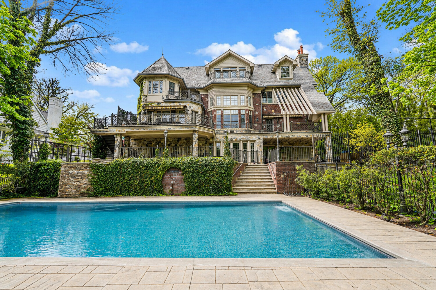 125 BENEDICT Road