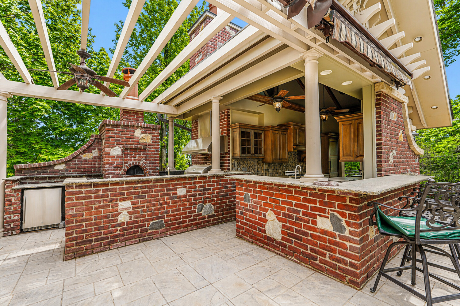 125 BENEDICT Road