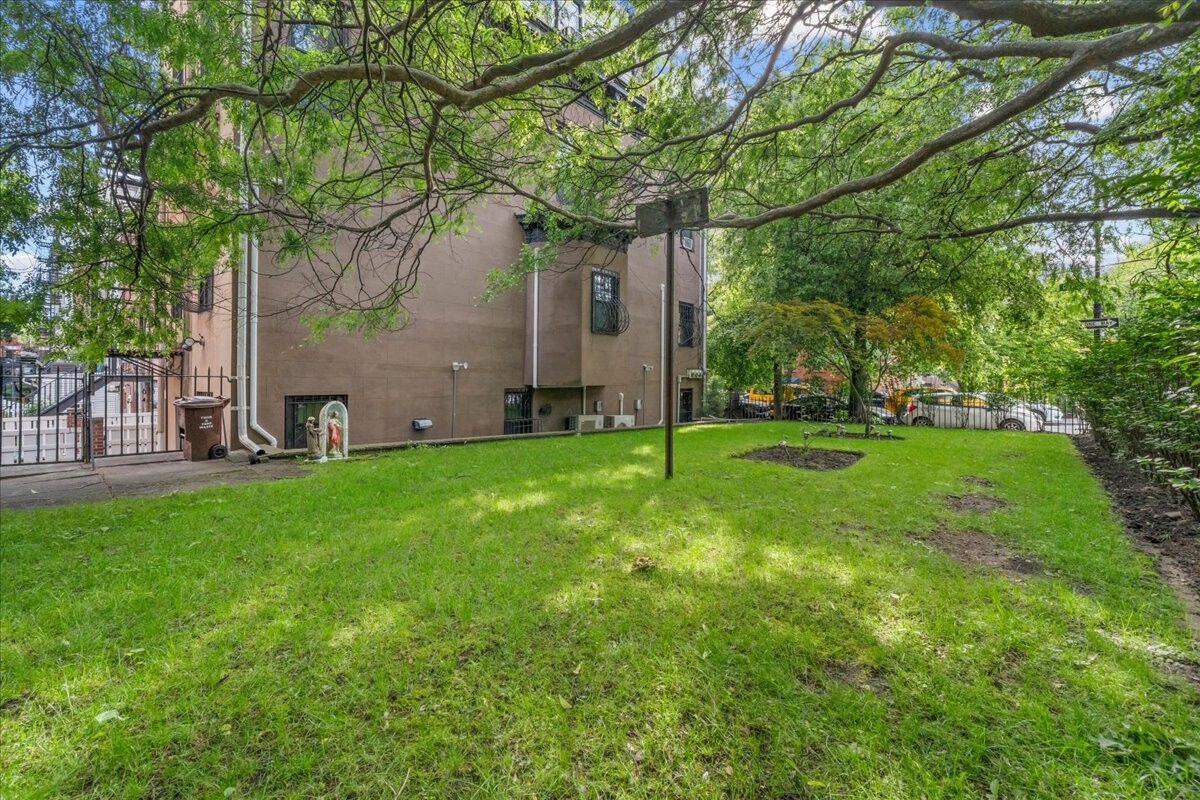 485 CLINTON Street HOUSE