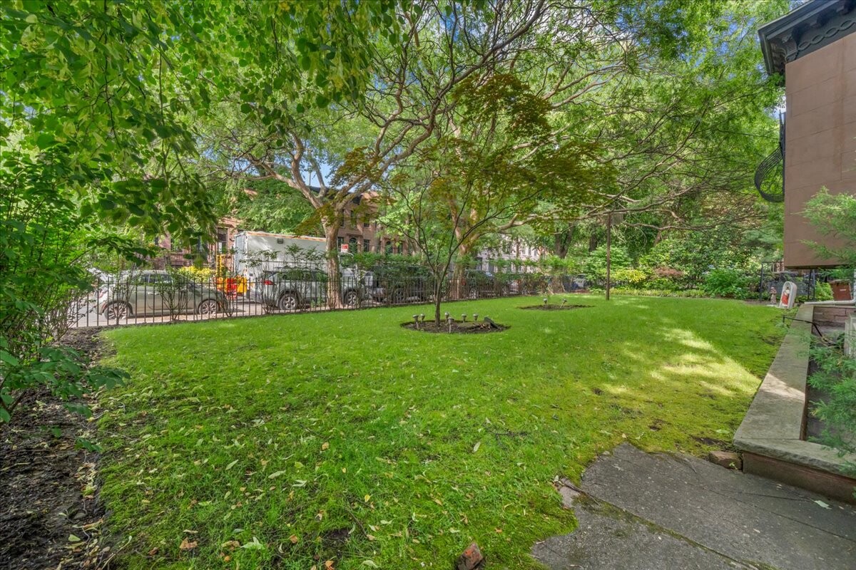 485 CLINTON Street HOUSE