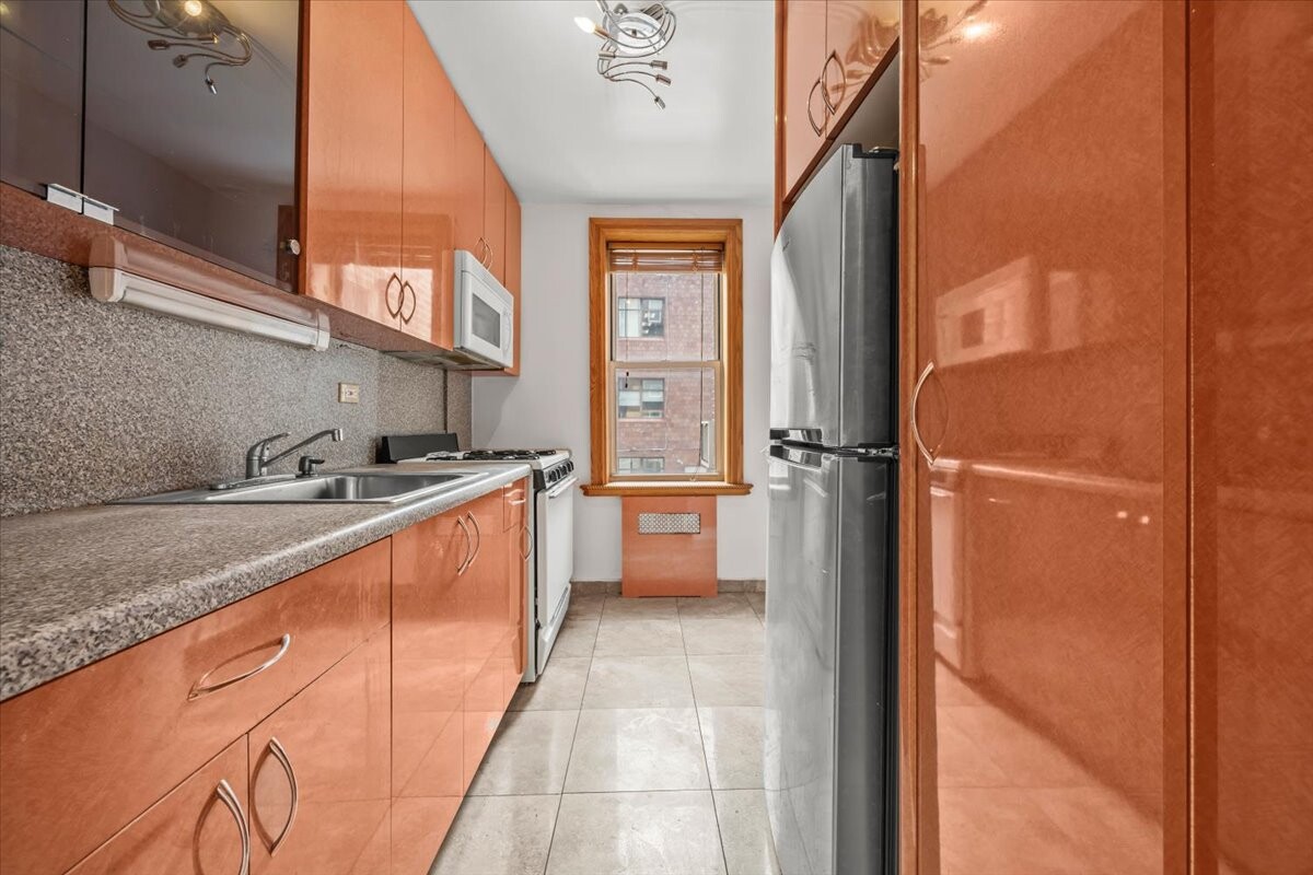 759 E 10TH Street 4A