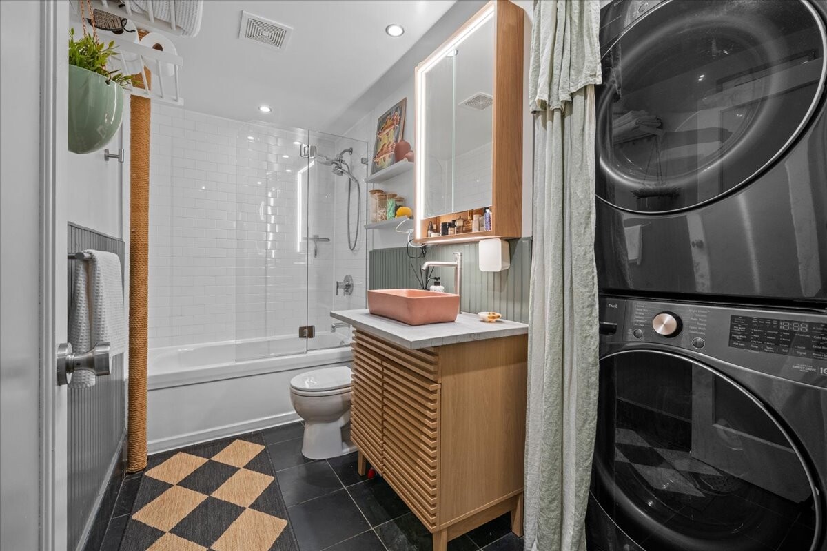 425 LINCOLN Place 1RG