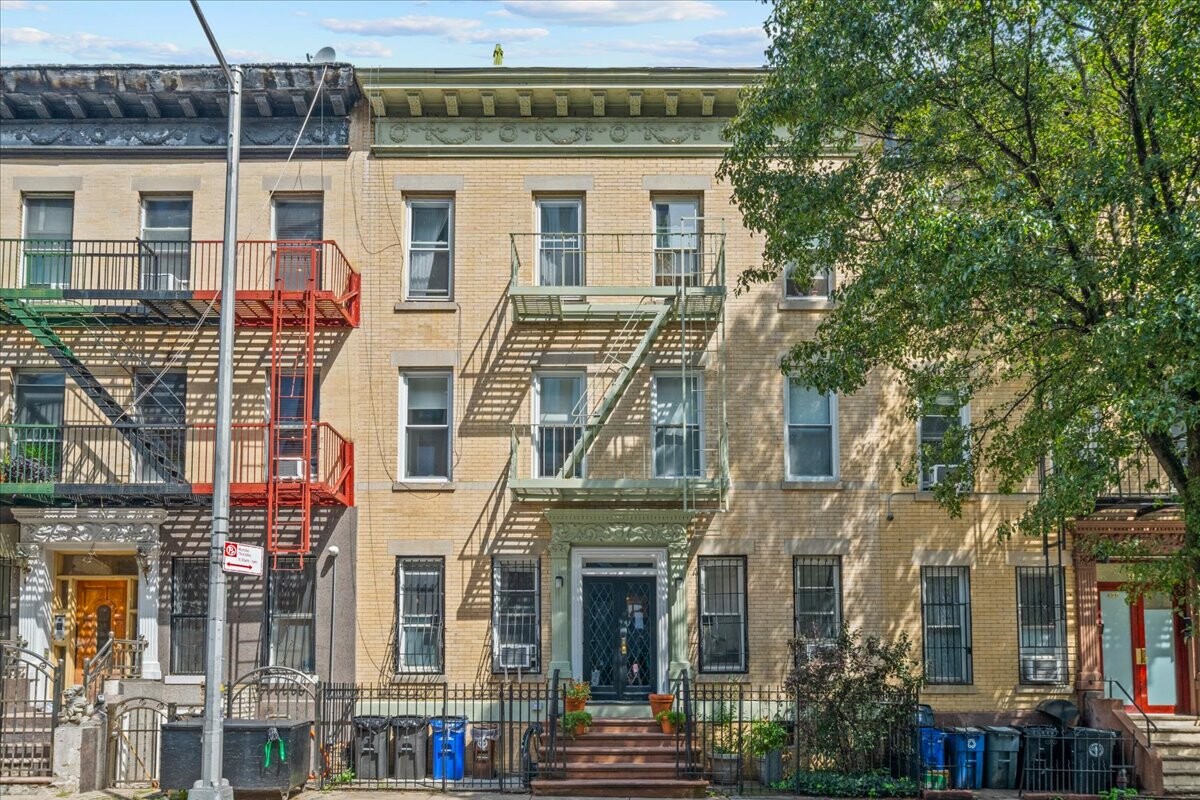 425 LINCOLN Place 1RG