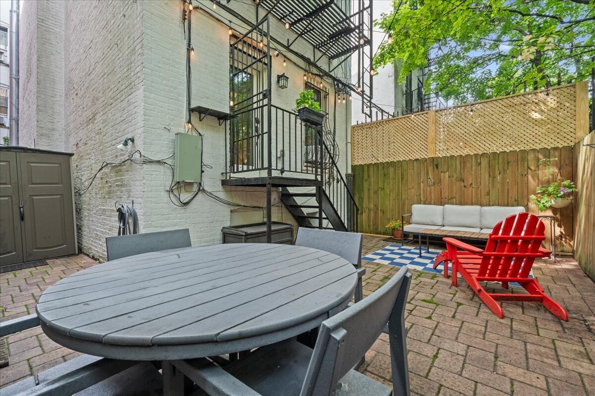 425 LINCOLN Place 1RG