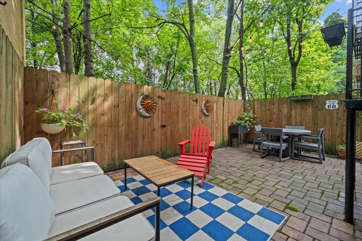 425 LINCOLN Place 1RG