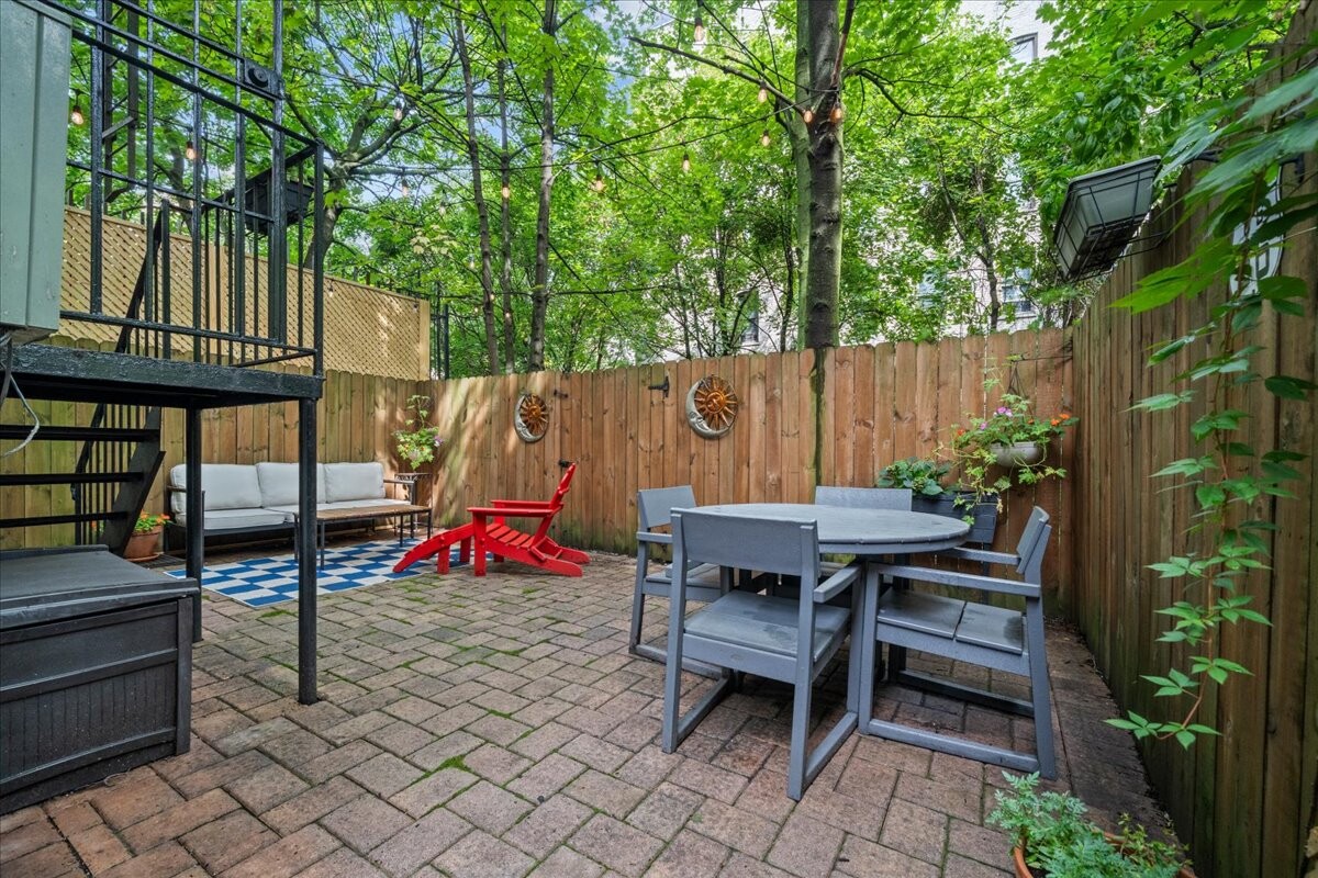 425 LINCOLN Place 1RG