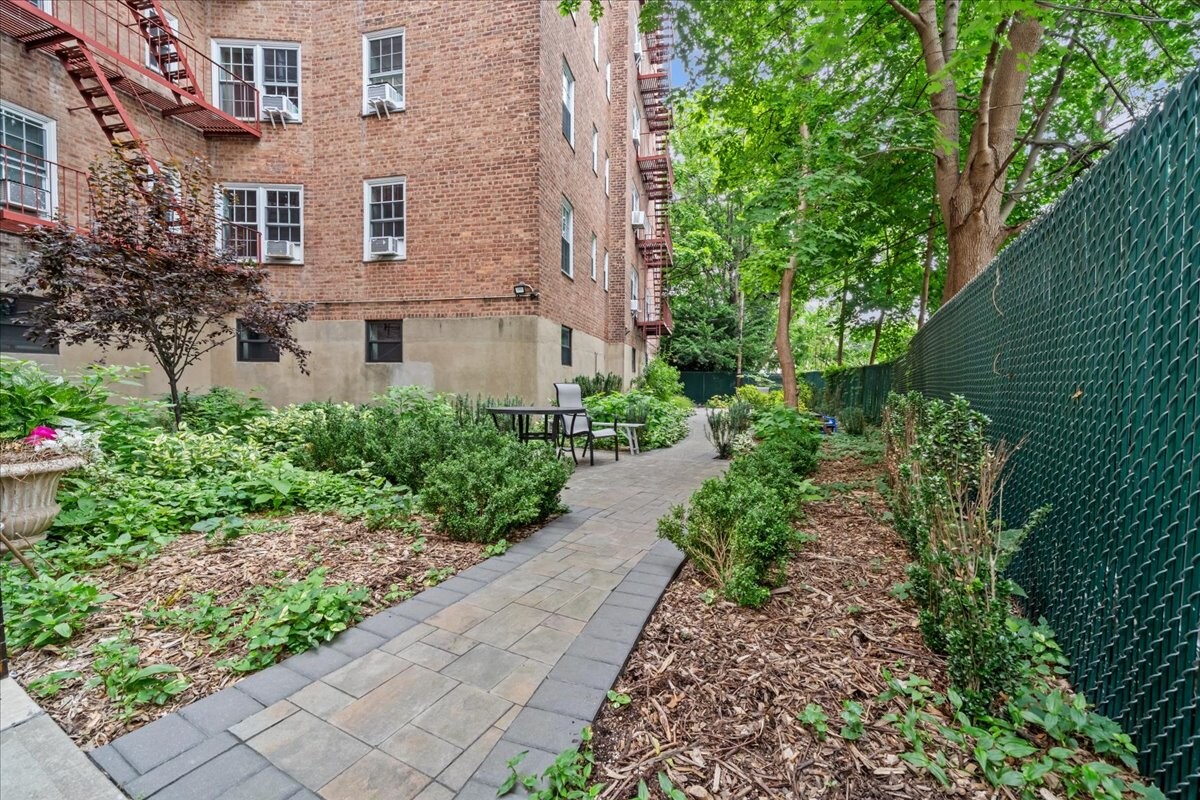 1125 LORIMER Street 2J