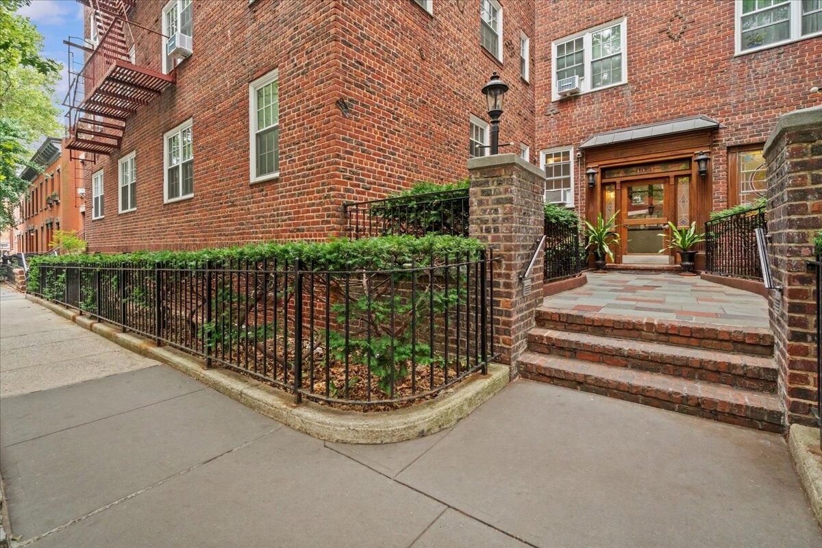 1125 LORIMER Street 2J