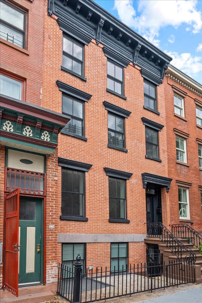 131 KANE Street