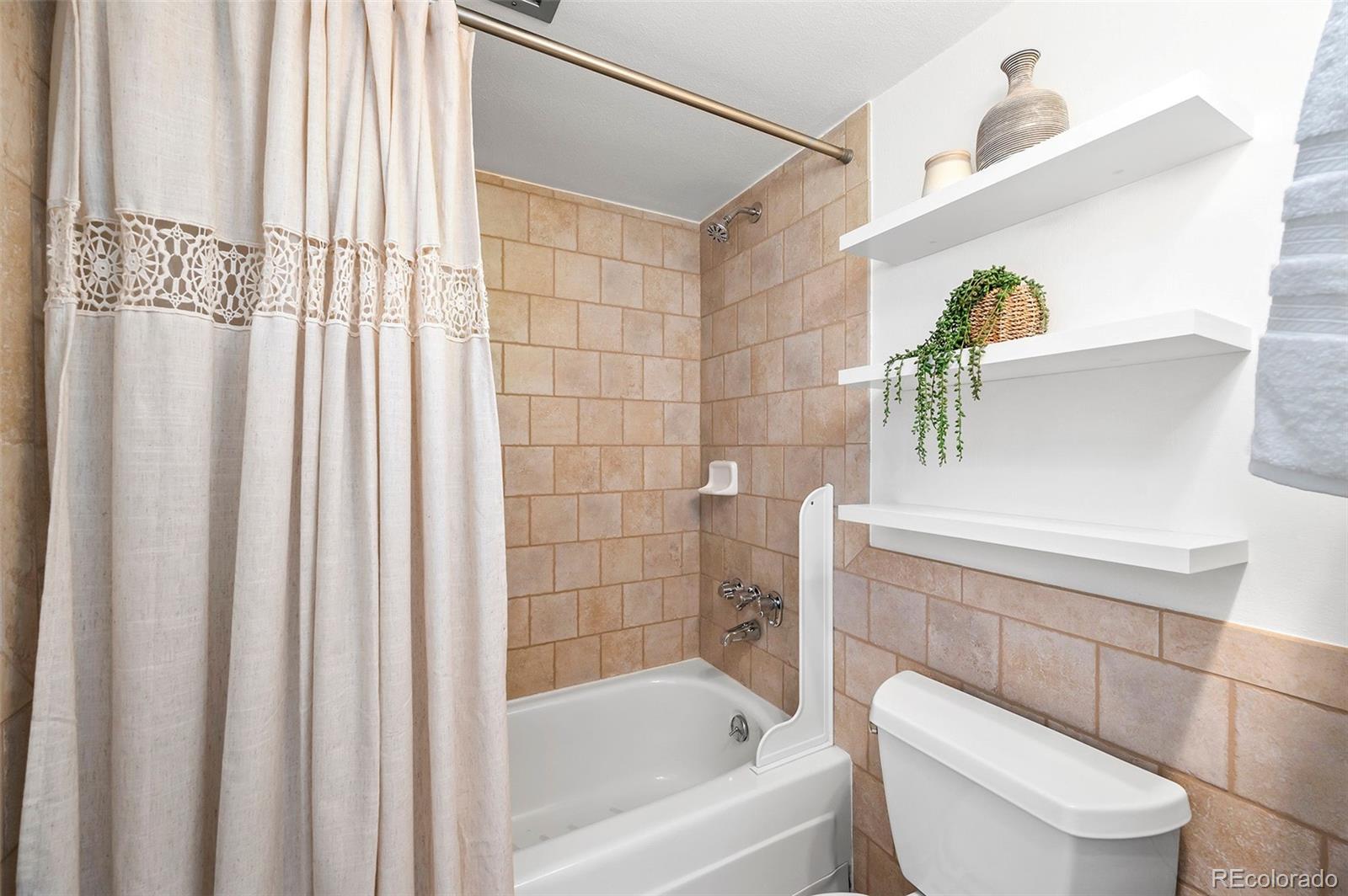 2 Adams Street Unit: 905