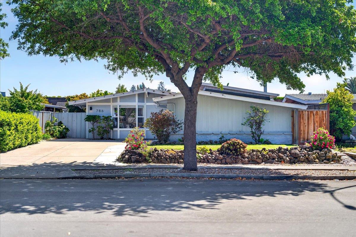 786 Lakewood Drive