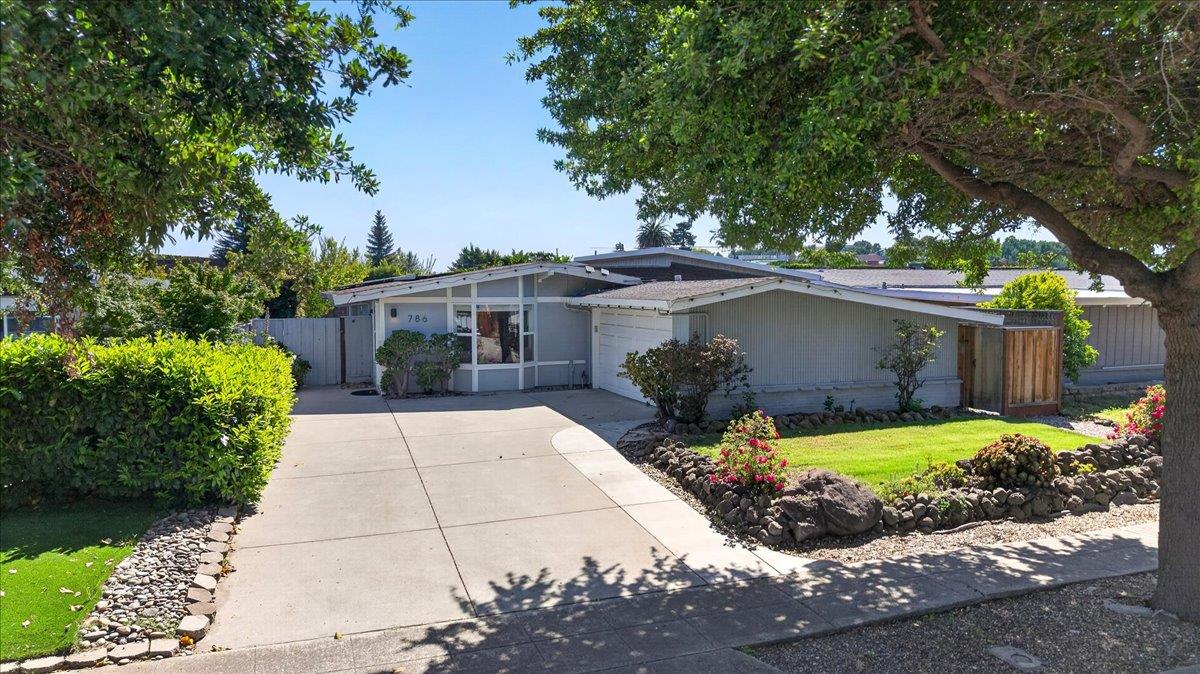 786 Lakewood Drive