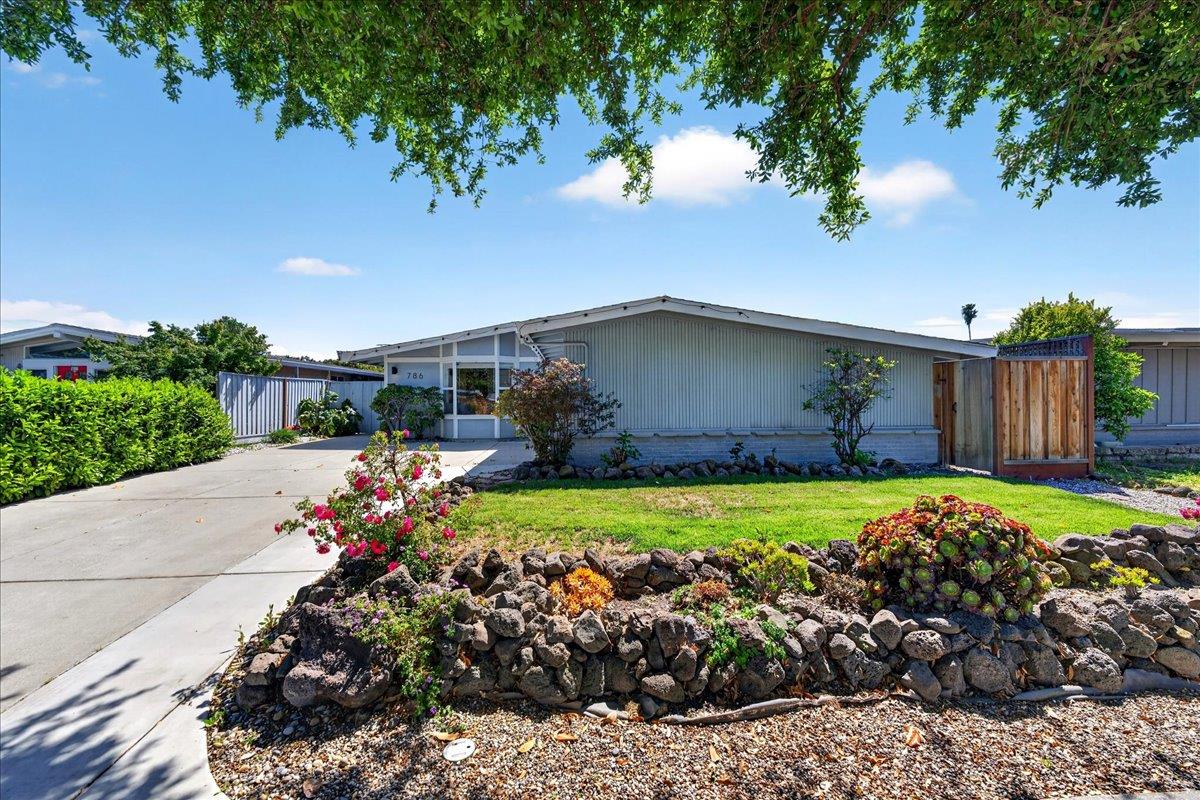 786 Lakewood Drive