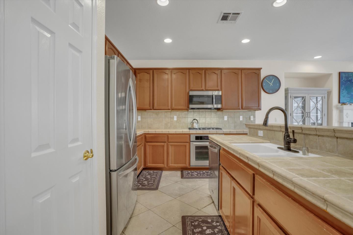 5704 Oakmont DR