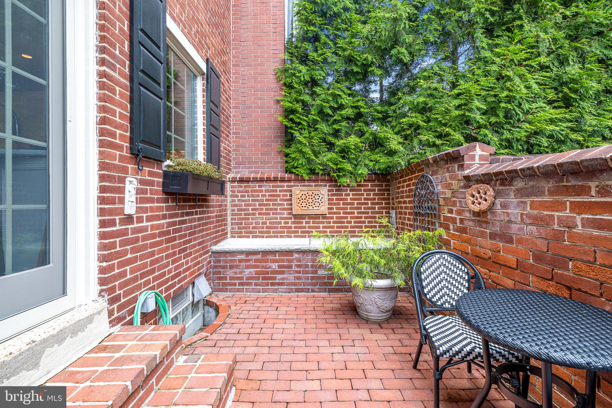 213 Delancey St