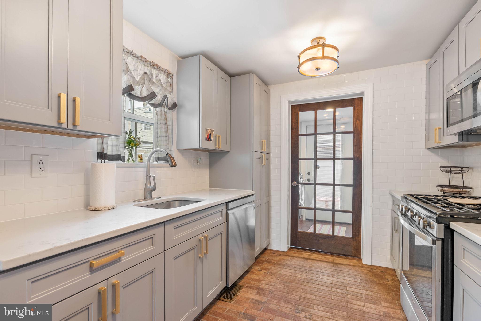 3423 LIVINGSTON STREET