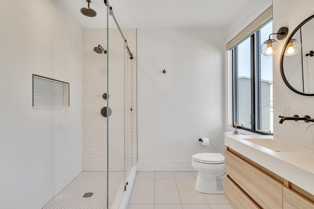 148 W 9th St # 6