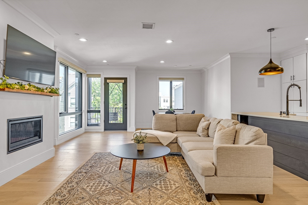 148 W 9th St # 6