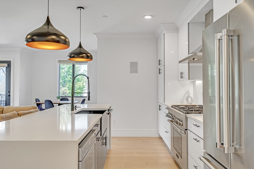 148 W 9th St # 6