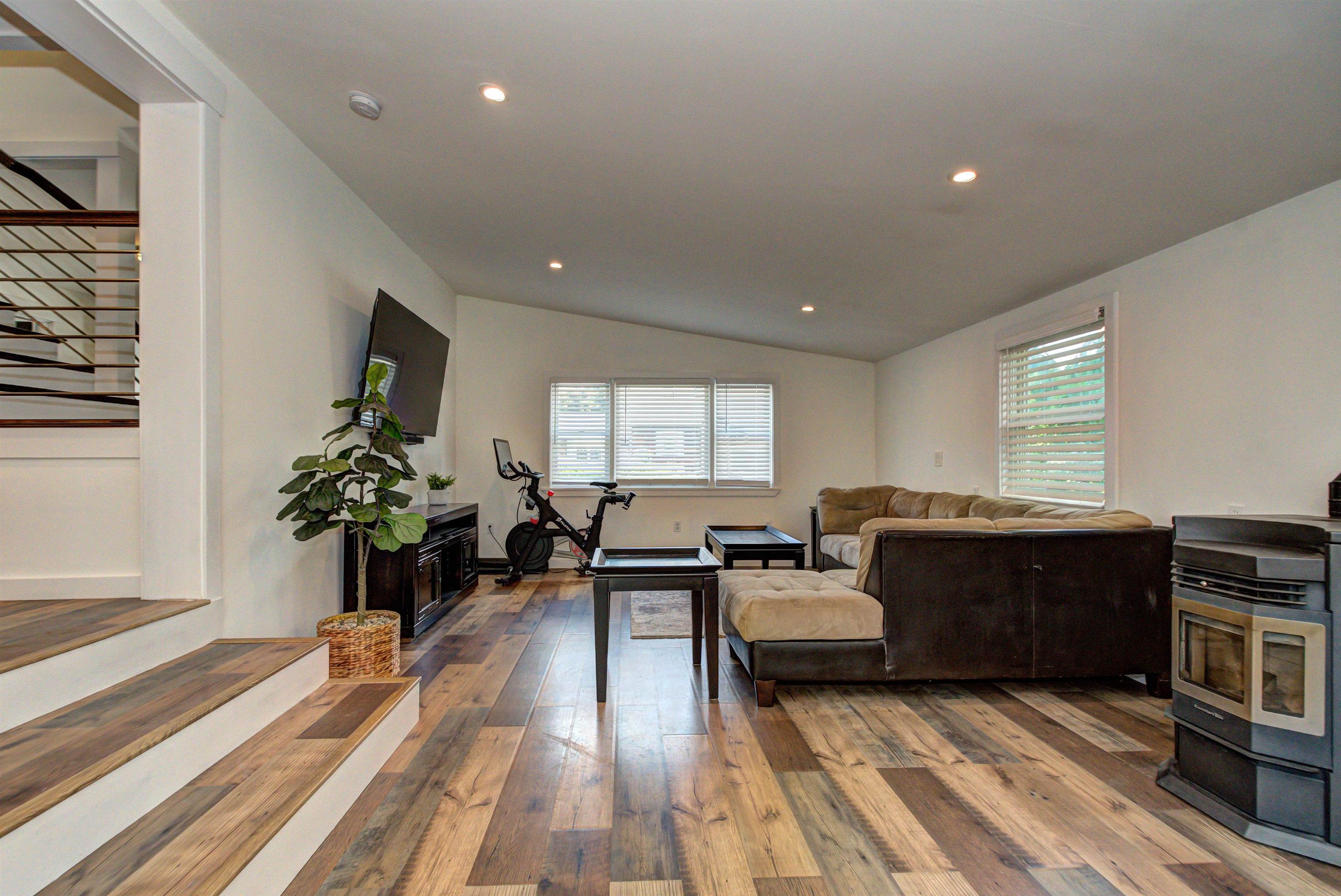 2085 Wellington Road