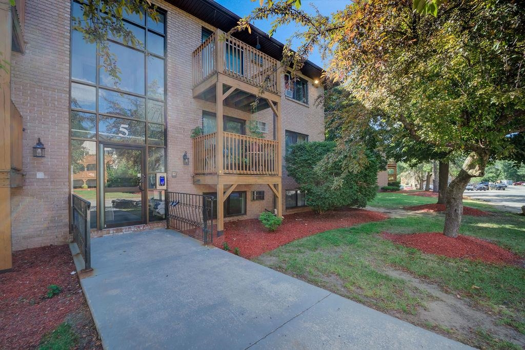 5 Lancelot Court Unit: 2