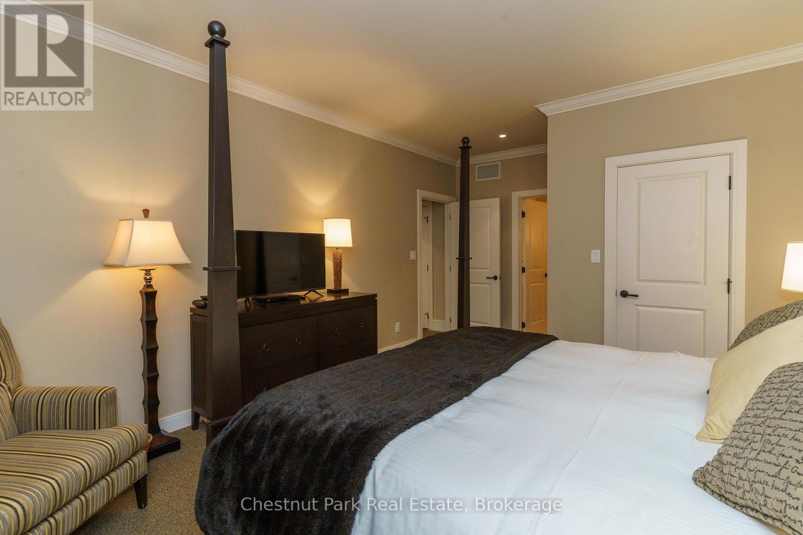 501 GLEN ABBEY WAY E