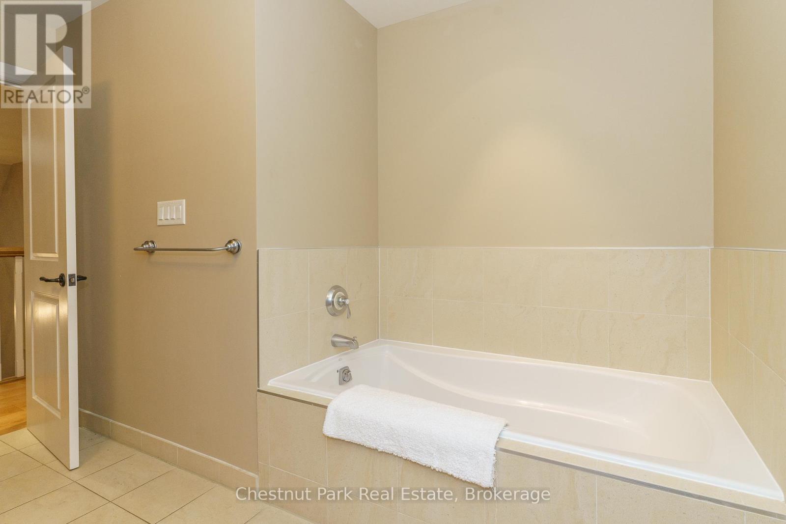 501 GLEN ABBEY WAY E