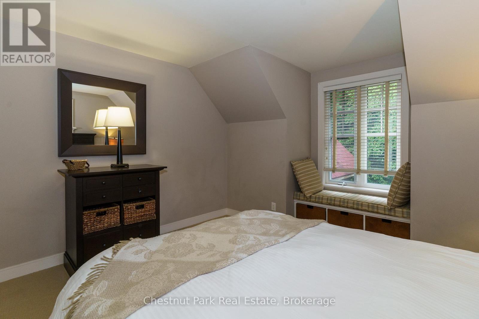 501 GLEN ABBEY WAY E