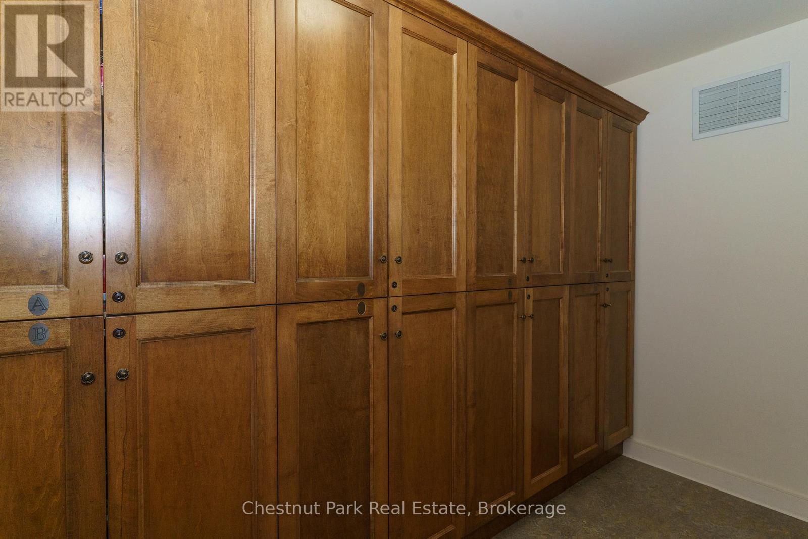 501 GLEN ABBEY WAY E