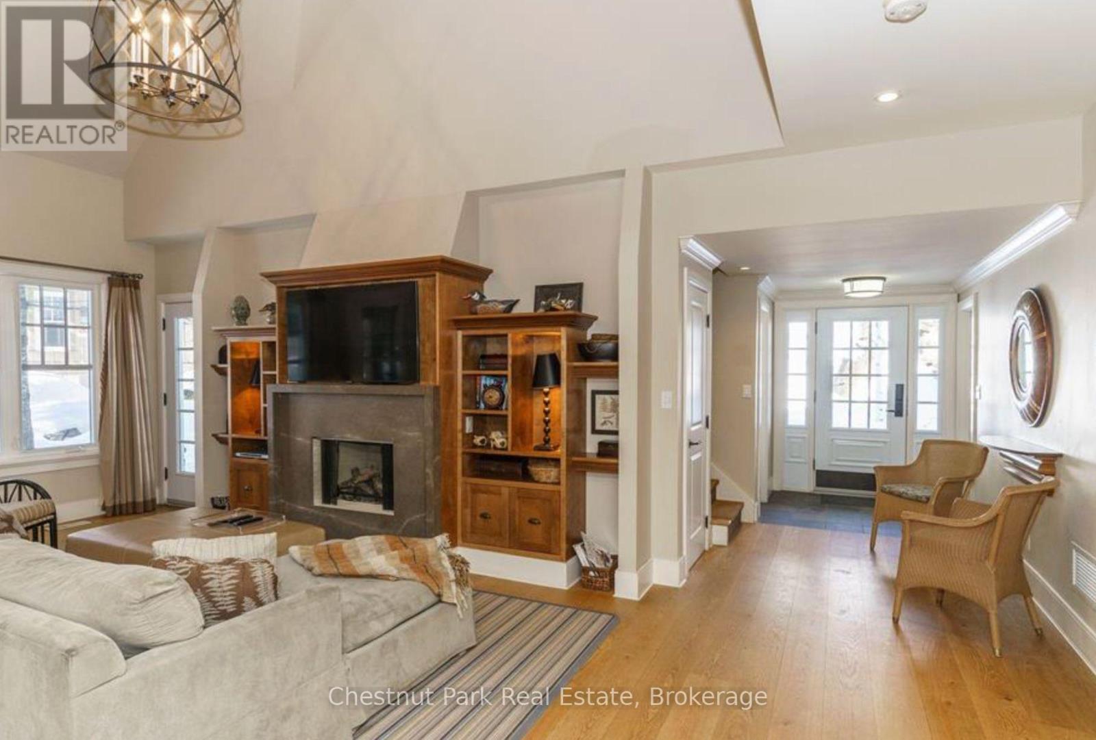 201 GLEN ABBEY WAY S