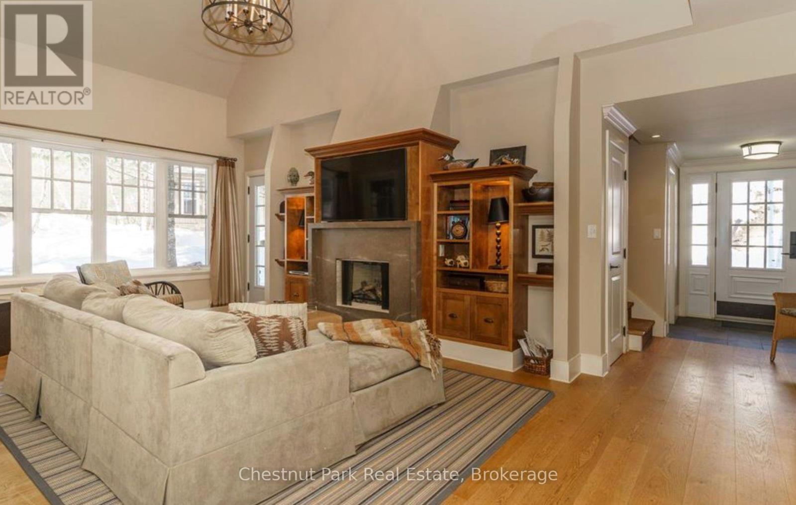 201 GLEN ABBEY WAY S