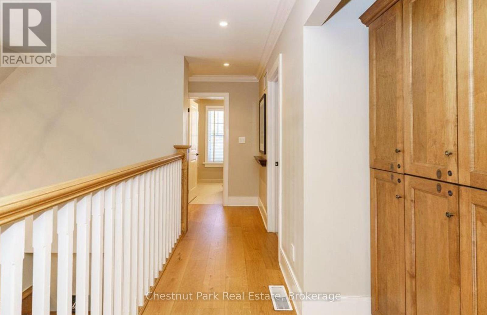 201 GLEN ABBEY WAY S