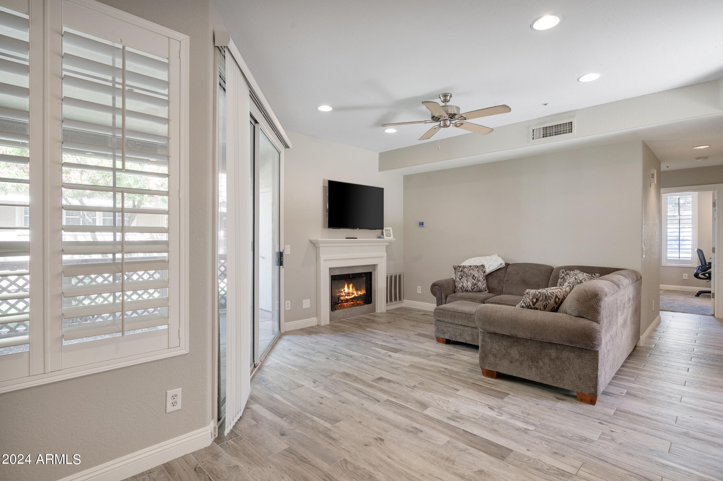 1633 E LAKESIDE Drive, 160