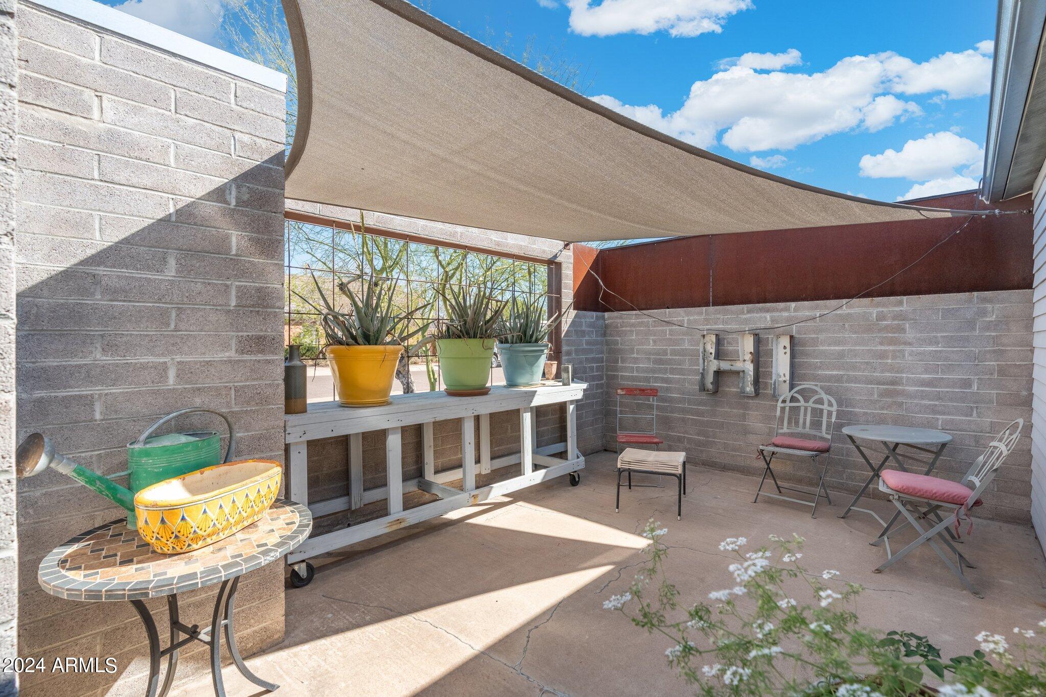 923 W AVALON Drive